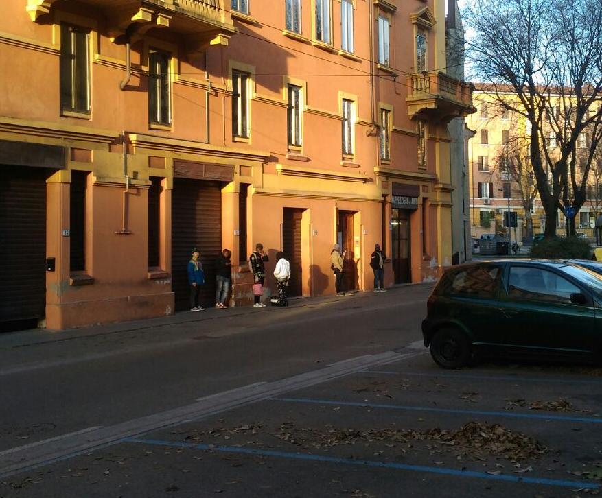Minacciata da ubriachi sotto casa a Modena