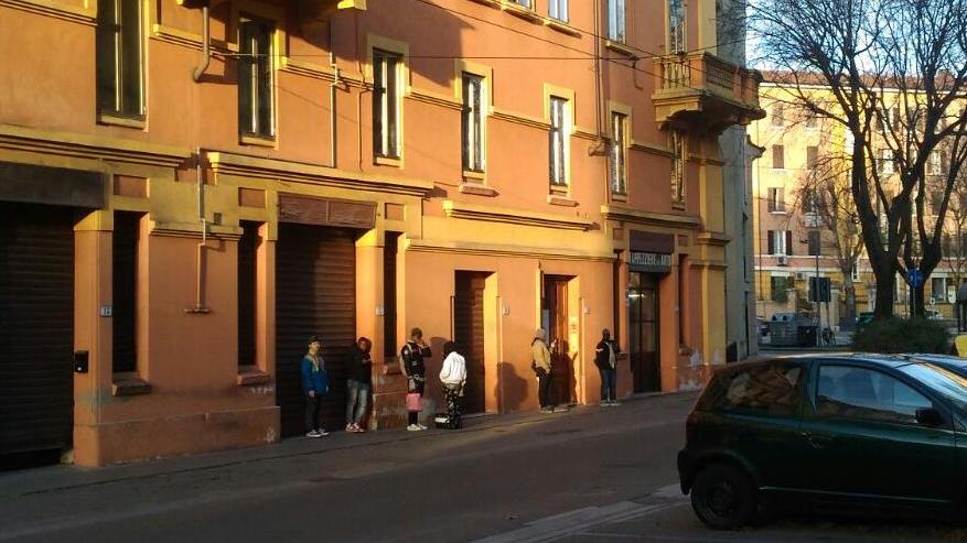 Minacciata da ubriachi sotto casa a Modena