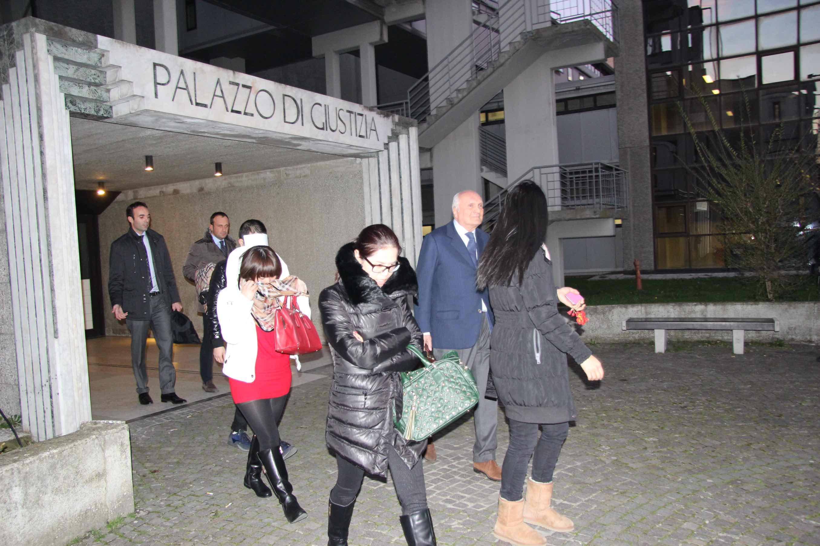 Le sorelle Lin escono dal Tribunale dopo la sentenza di primo grado