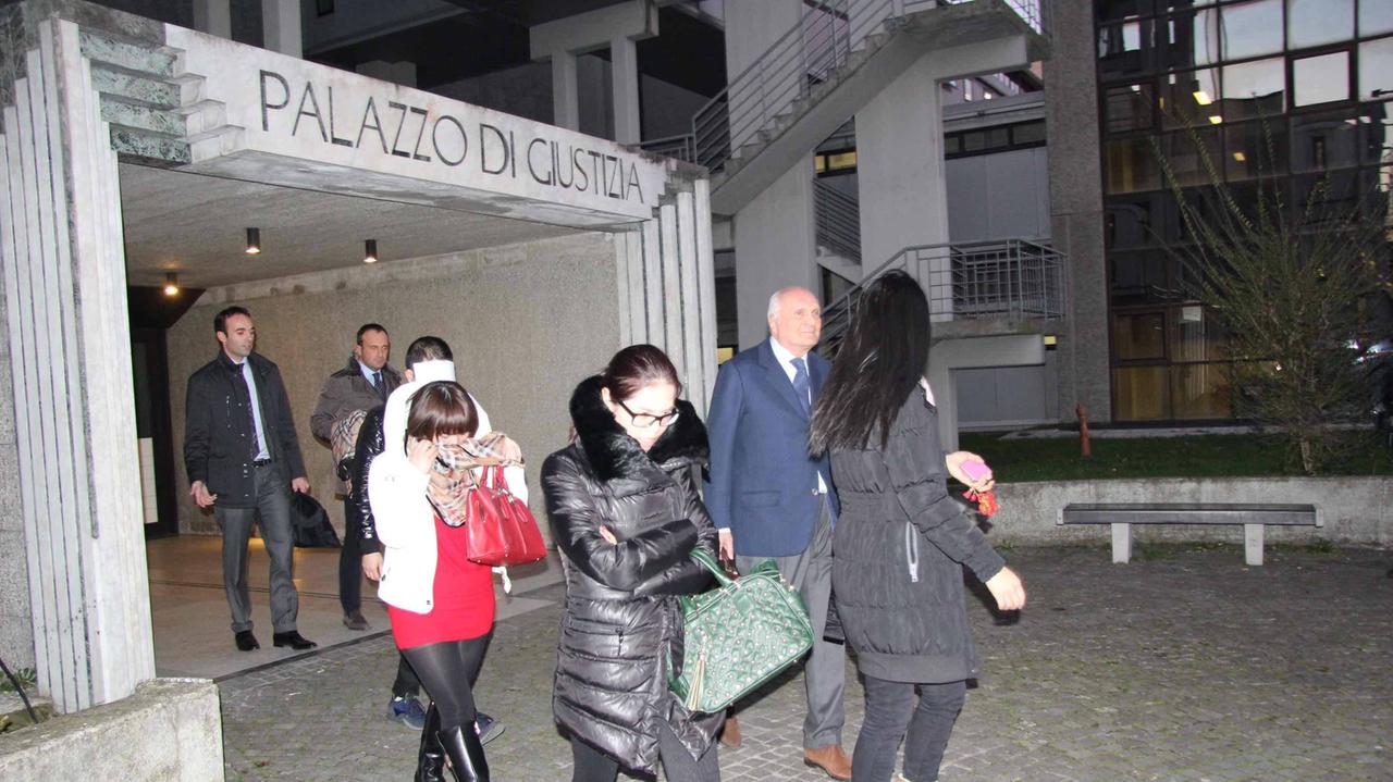 Le sorelle Lin escono dal Tribunale dopo la sentenza di primo grado