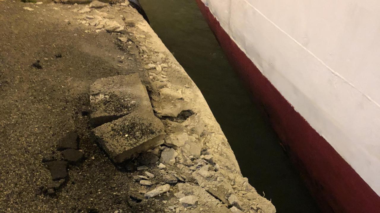 La nave e la banchina danneggiata