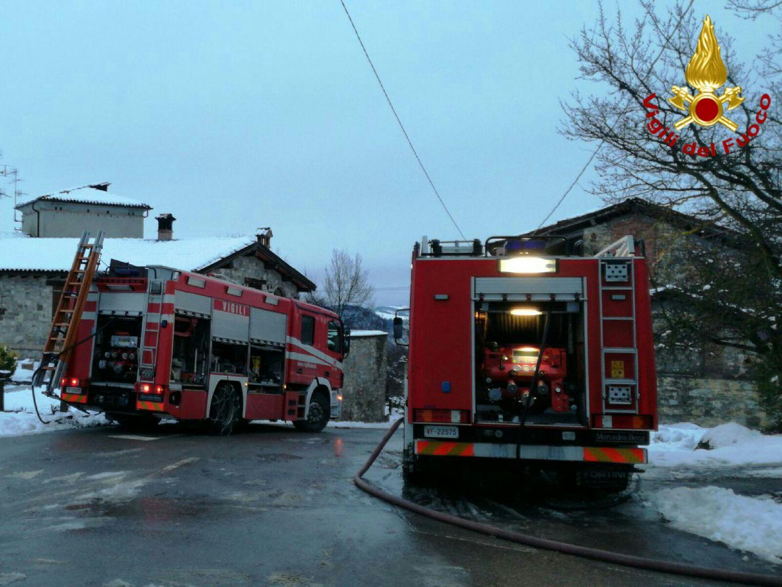 Baiso, canna fumaria a fuoco: i vigili del fuoco domano le fiamme