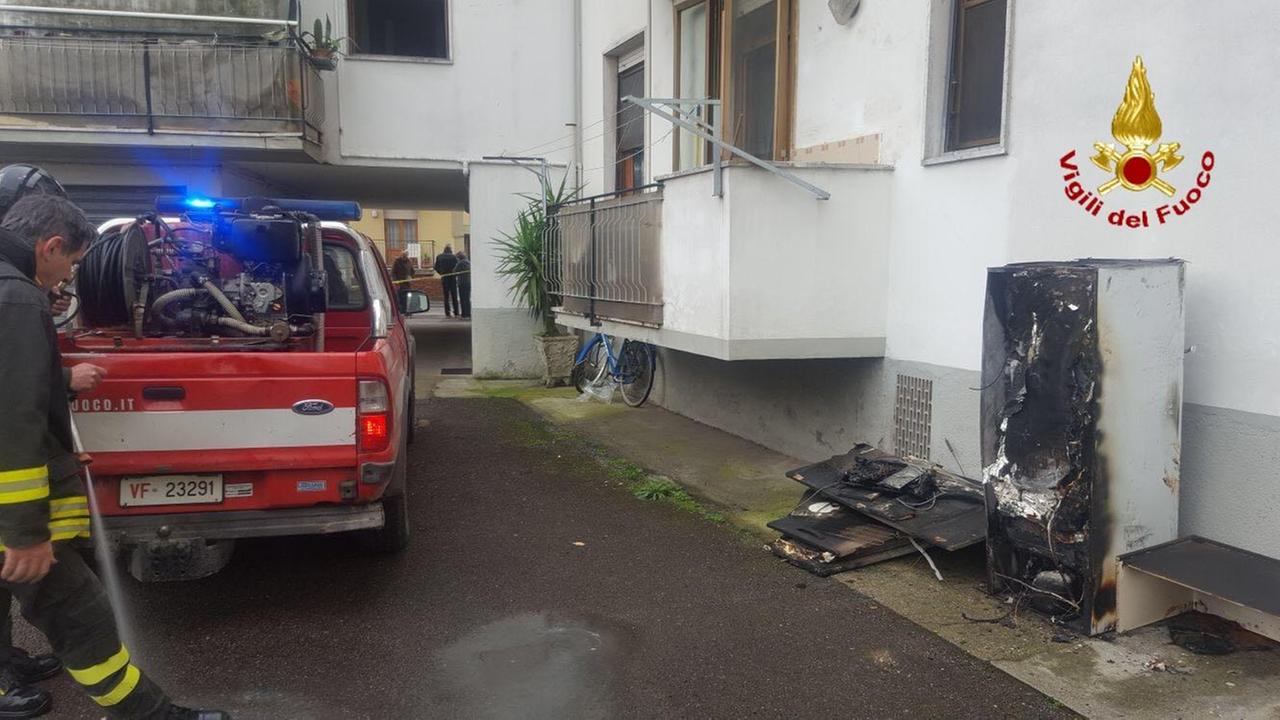 Il frigorifero andato a fuoco nell'abitazione di Castelfranco di Sotto