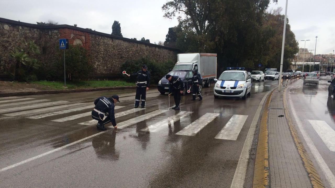 Sassari, donna investita da un furgone e trascinata per 20 metri: è in coma