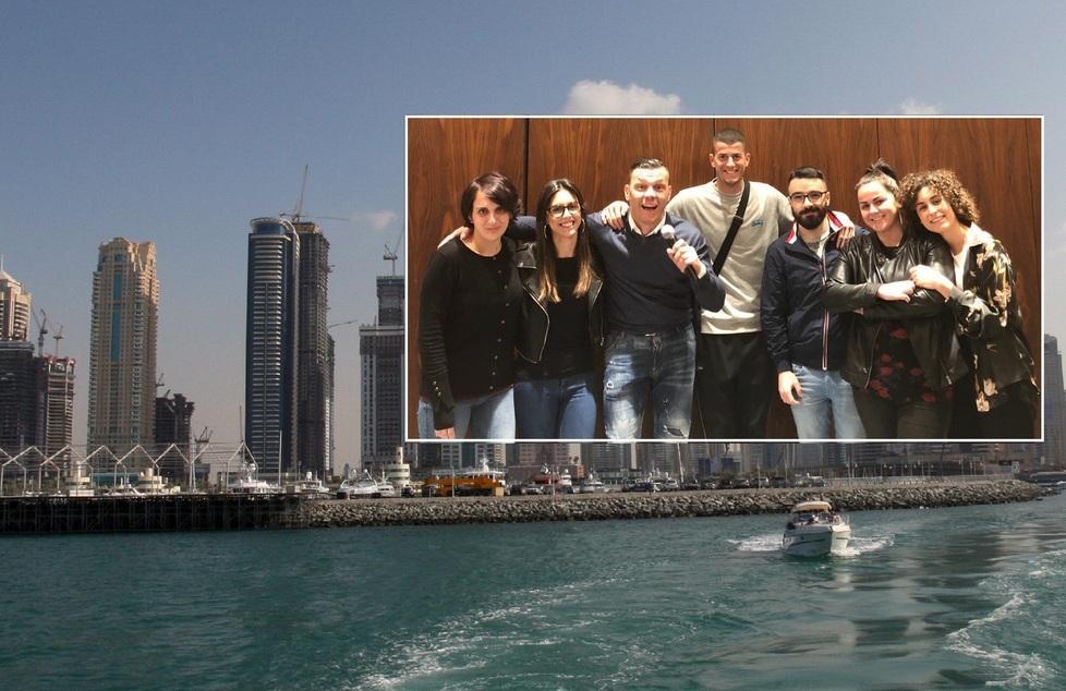 Alcuni dipendenti della ditta durante il viaggio a Dubai