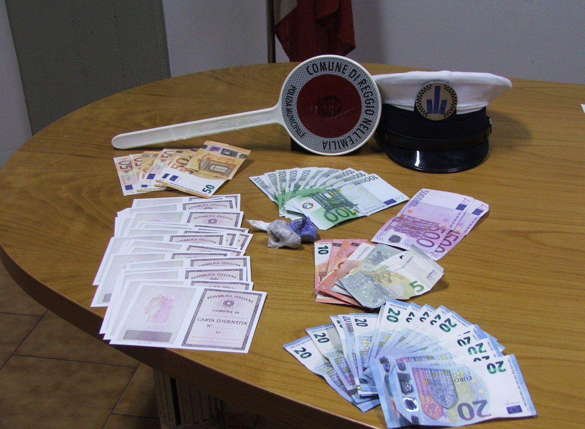 Reggio Emilia, eroina thailandese e 40 documenti falsi: arrestato dalla Municipale