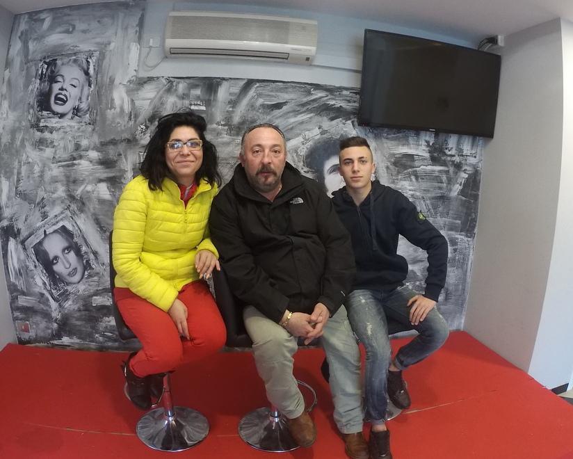 Cinzia Tognetti con il marito Gionata De Nisi e il figlio Lorenzo nel loro bar Orso Bianco di Staffoli
