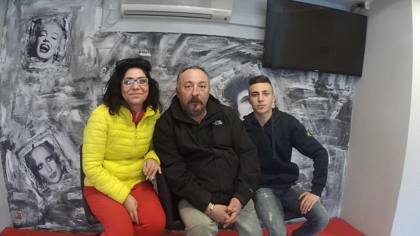 Cinzia Tognetti con il marito Gionata De Nisi e il figlio Lorenzo nel loro bar Orso Bianco di Staffoli