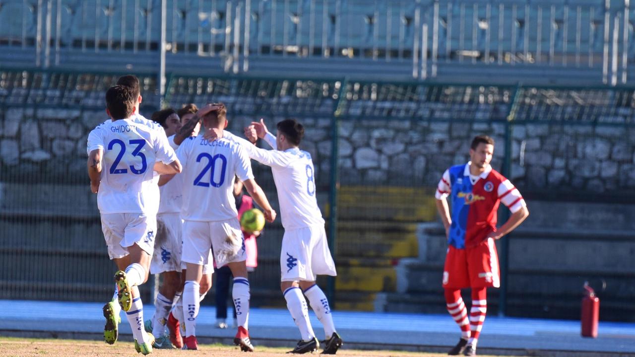 I giocatori del Prato abbracciano Zucchetti autore del gol