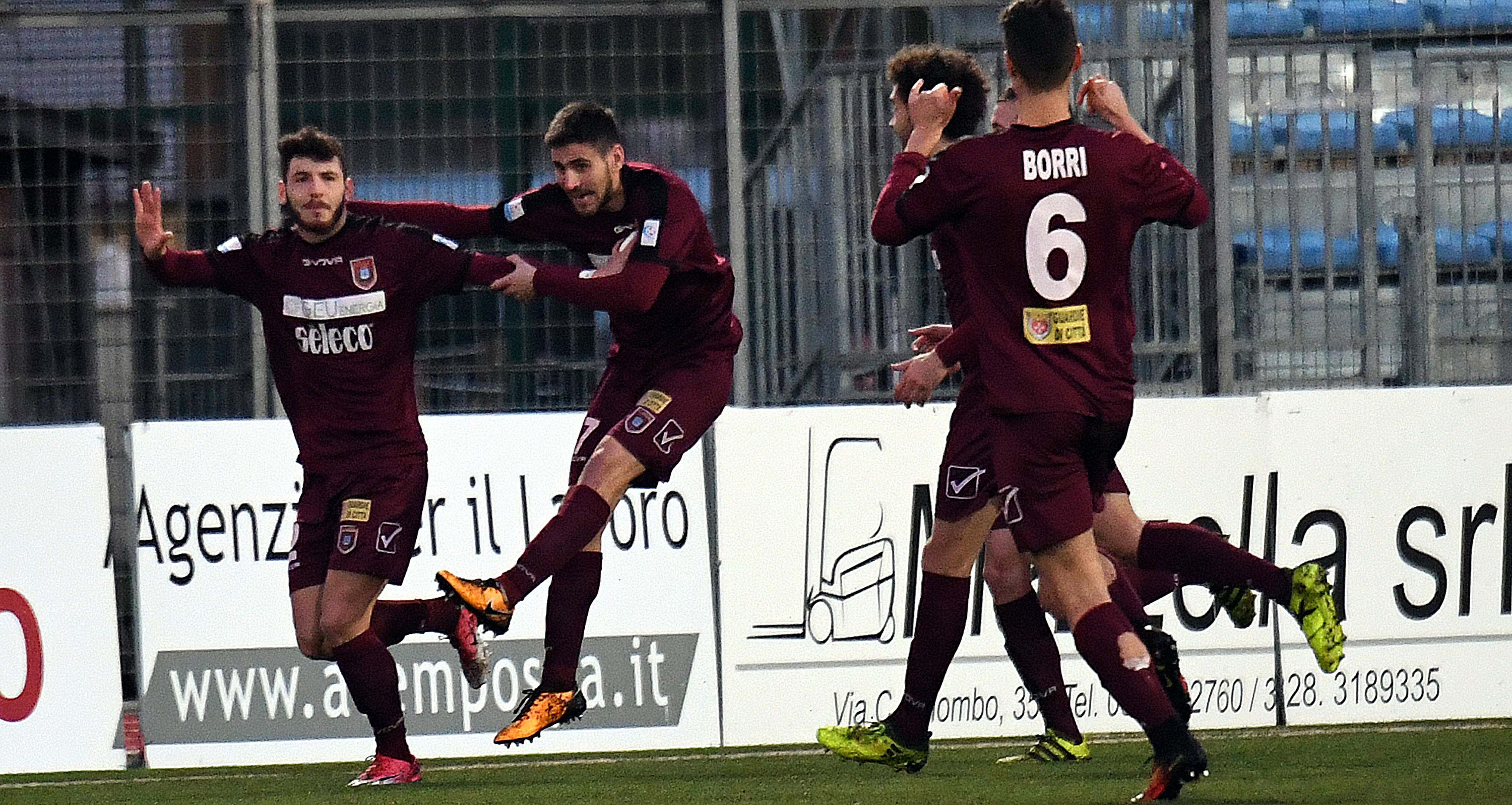 L'esultanza dei giocatori del Pontedera dopo il gol del provvisorio 1-0 di Tofanari (Foto Franco Silvi)
