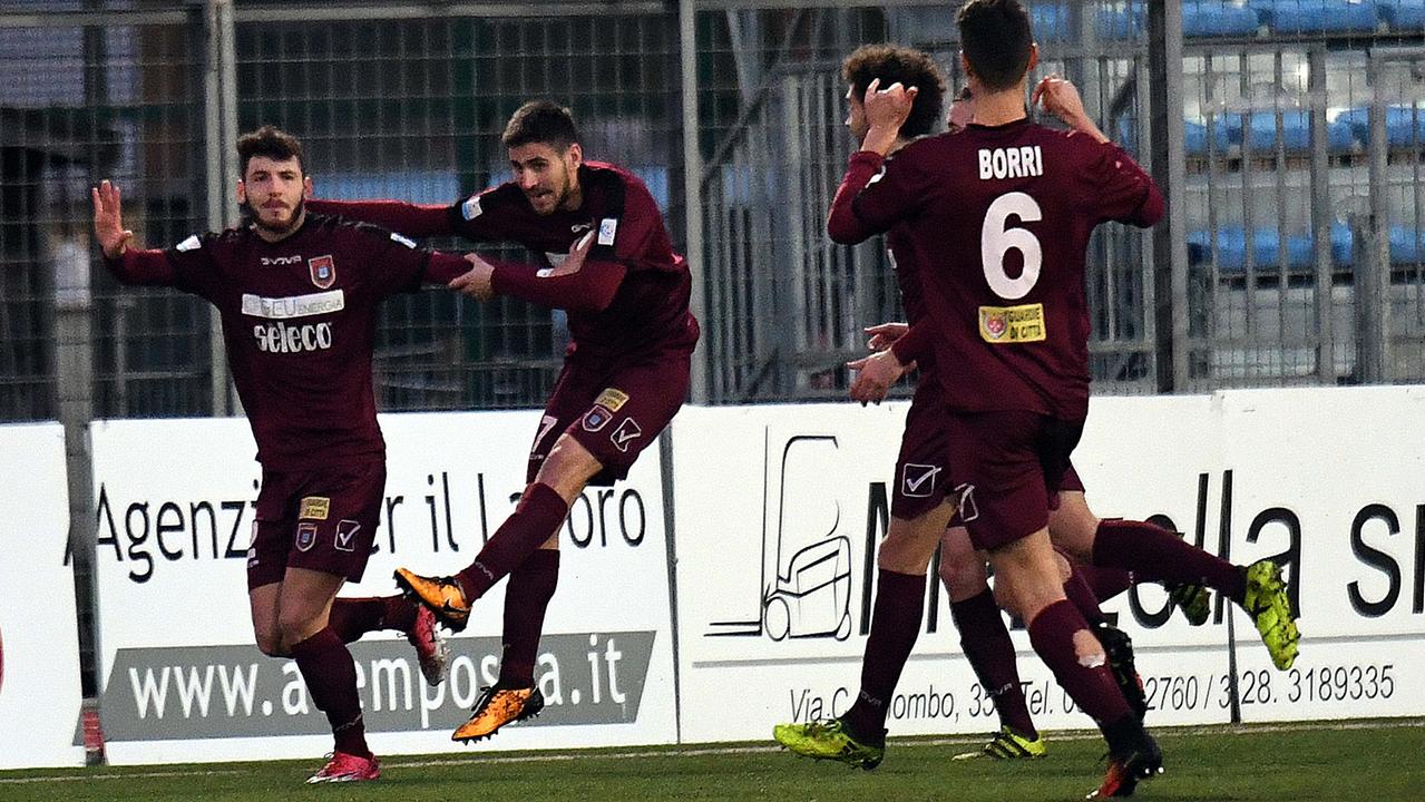 L'esultanza dei giocatori del Pontedera dopo il gol del provvisorio 1-0 di Tofanari (Foto Franco Silvi)