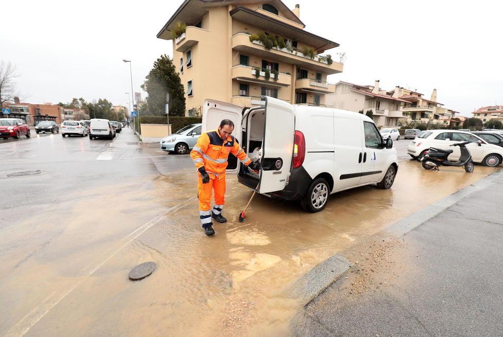 Si rompe un tubo: strada inondata, rubinetti a secco