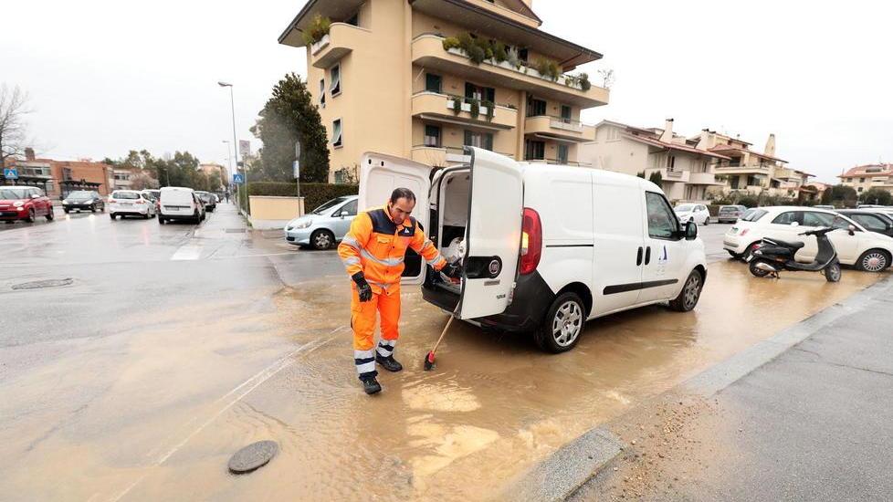 Si rompe un tubo: strada inondata, rubinetti a secco