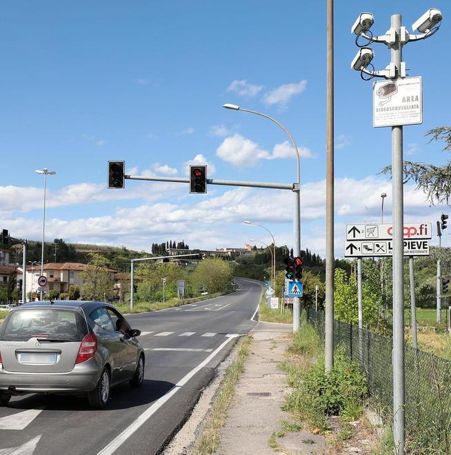 Telecamere su 13 incroci per inchiodare i furbetti 