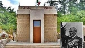 Il monumento di Affile dedicato al generale Graziani (nel riquadro)