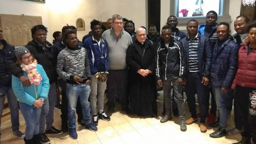 Il vescovo con i migranti di don Biancalani