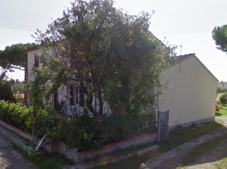 Momenti di tensione durante lo sgombero di una casa occupata 