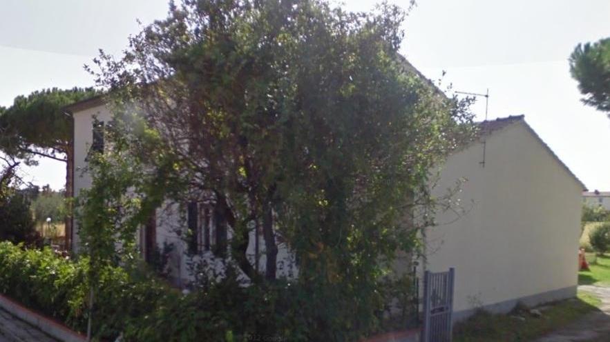 Momenti di tensione durante lo sgombero di una casa occupata