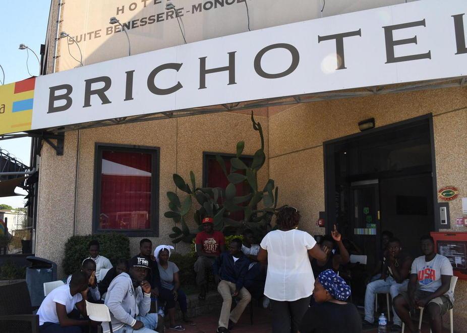 Migranti “bloccano” operatore: arrestati 