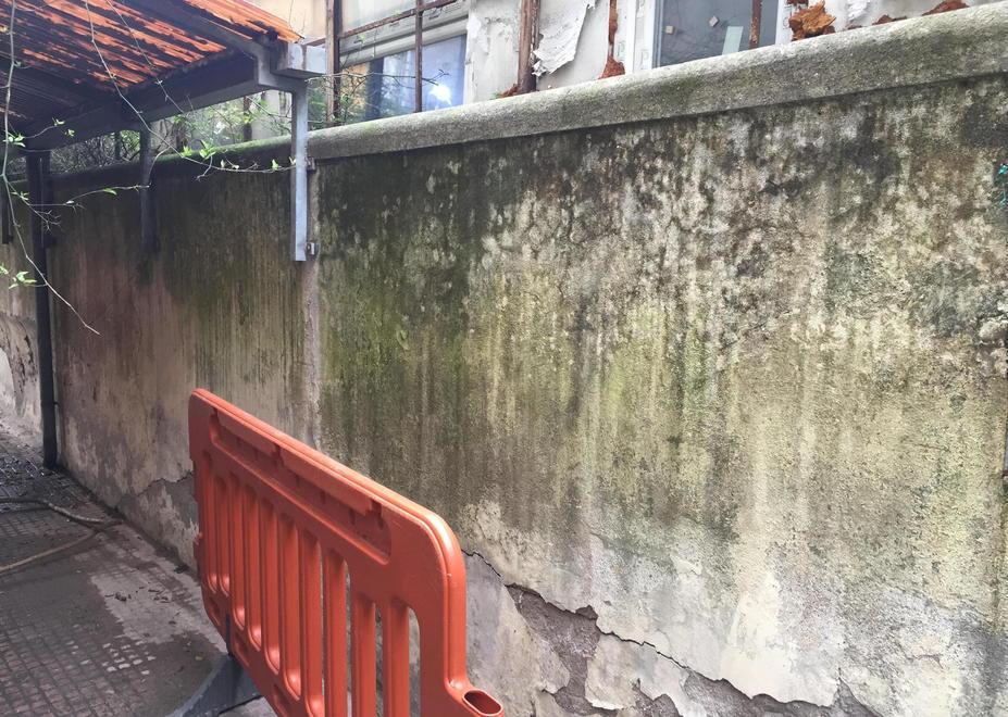 La transenna nel cortiletto di via Crispi e la finestrina da dove sono entrati i malviventi