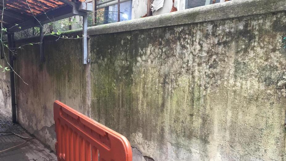 La transenna nel cortiletto di via Crispi e la finestrina da dove sono entrati i malviventi