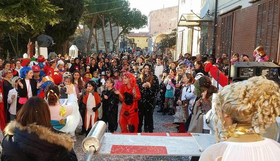 Tanti veglioncini e domenica al via le sfilate dei carri