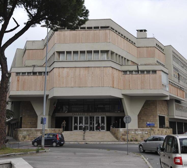 Si addormenta in terrazza dopo il tentativo di furto 