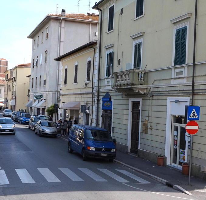 Ruba crema, farmacista lo insegue 