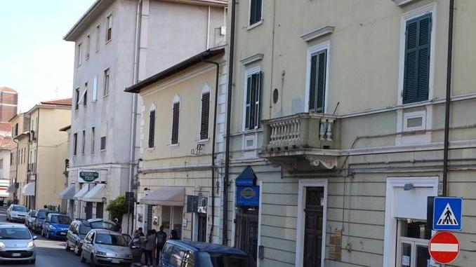 Ruba crema, farmacista lo insegue