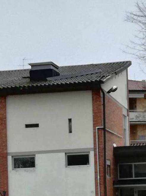 Un pezzo di grondaia sul tetto della scuola 