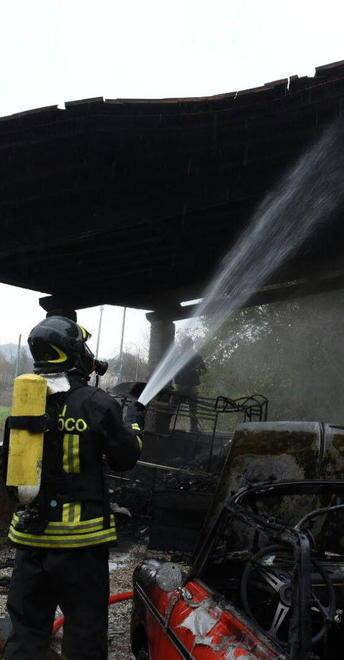 Auto d’epoca in fumo in seguito all’incendio durante il bricolage 