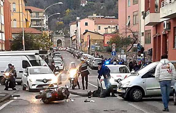 Scontro auto e scooter: una ferita 