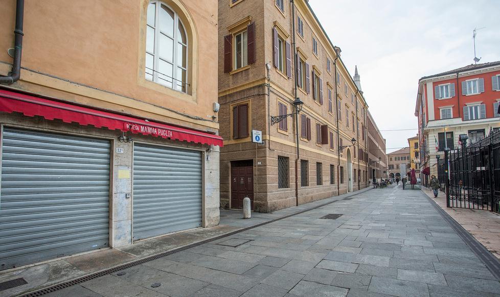 Via Albinelli, Comune rassicura: «Strada vivibile con i dehor»