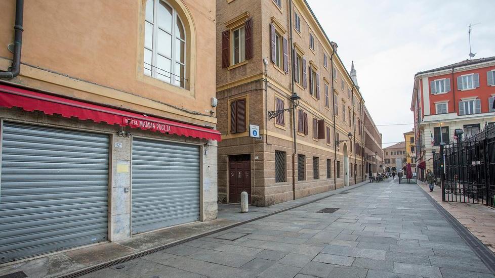 Via Albinelli, Comune rassicura: «Strada vivibile con i dehor»
