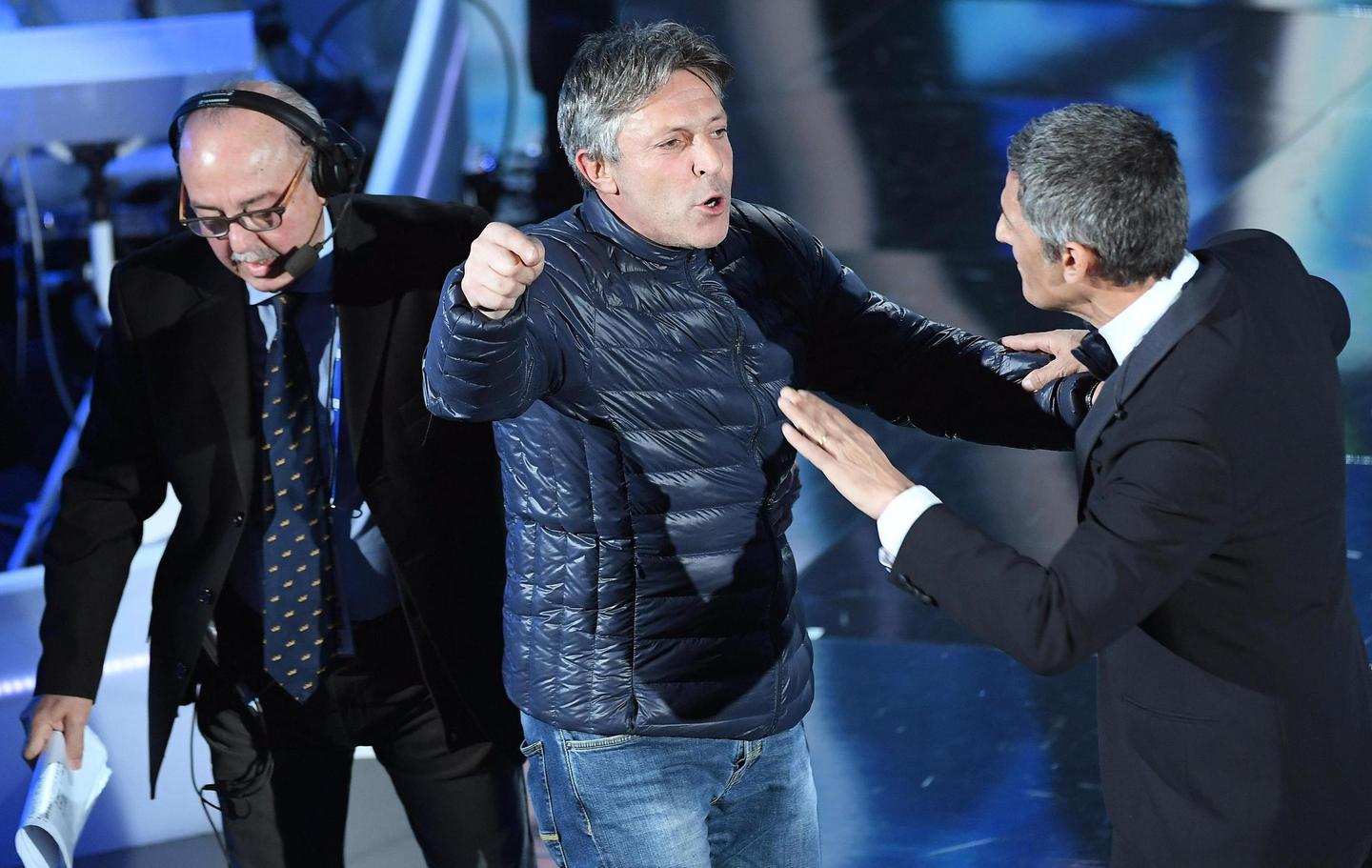 Rosario interrotto sul palco da un incursore 