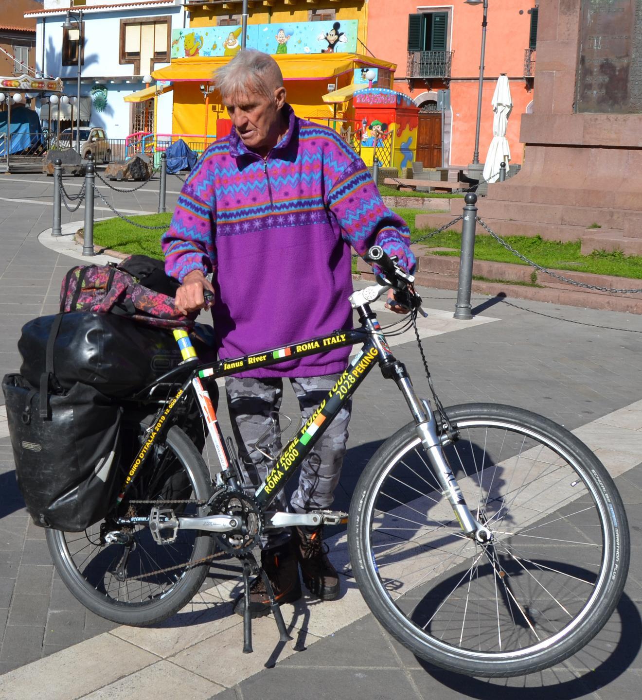 Il senso di Janus per la bici: tour mondiale a 81 anni