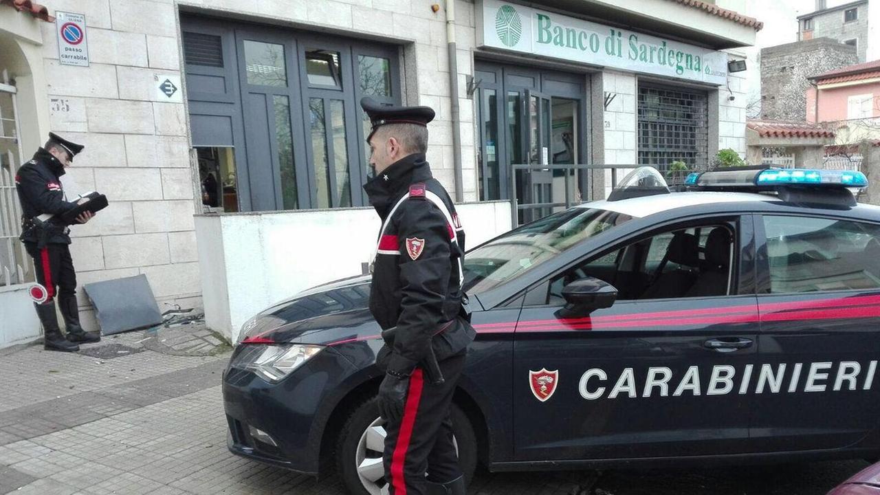 Oliena, fallito assalto in banca Tre malviventi ancora in fuga
