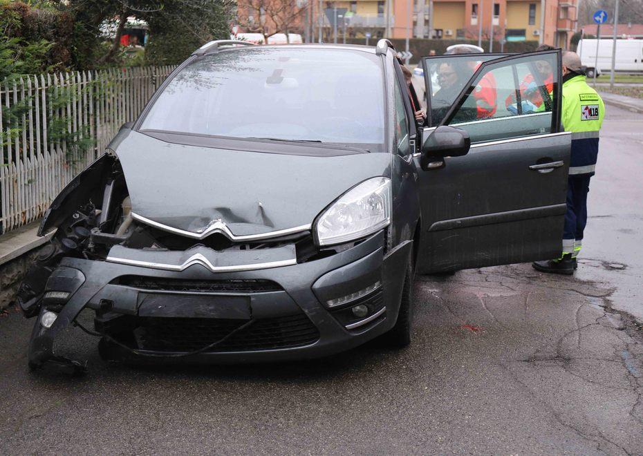 Baby sitter si schianta con due bimbi in auto 
