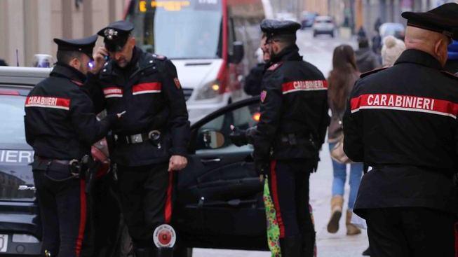 Con in mano un’accetta perseguita moglie e figli