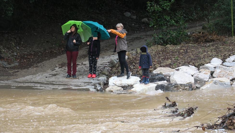 Strada di casa sott’acqua,  famiglia passa la notte fuori 