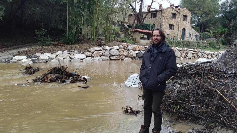 Via di Popogna sott'acqua, «Ripristinate la passerella pedonale»