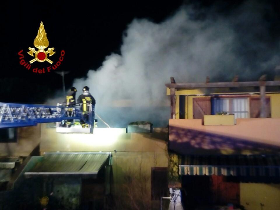 I vigili del fuoco al lavoro in via Egadi a Quartu 