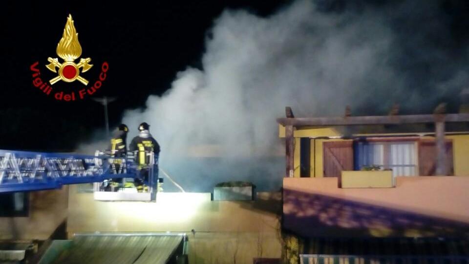 I vigili del fuoco al lavoro in via Egadi a Quartu 