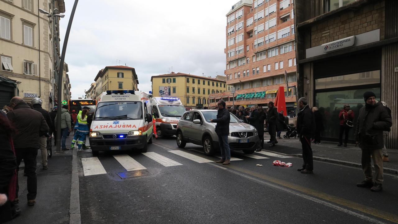 Auto investe un pedone sulle strisce in piazza Attias