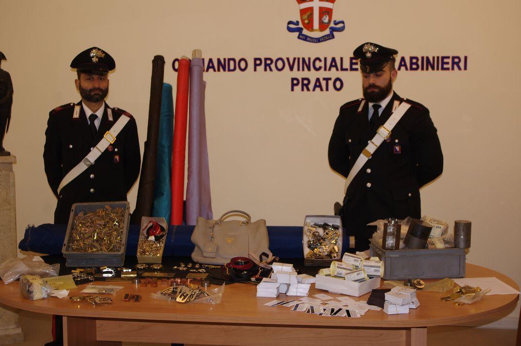 I carabinieri col materiale per la contraffazione delle griffes di alta moda
