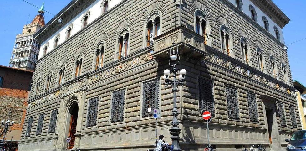 La sede centrale della Cassa di risparmio di Pistoia e Lucchesia in via Roma (foto Lorenzo Gori)