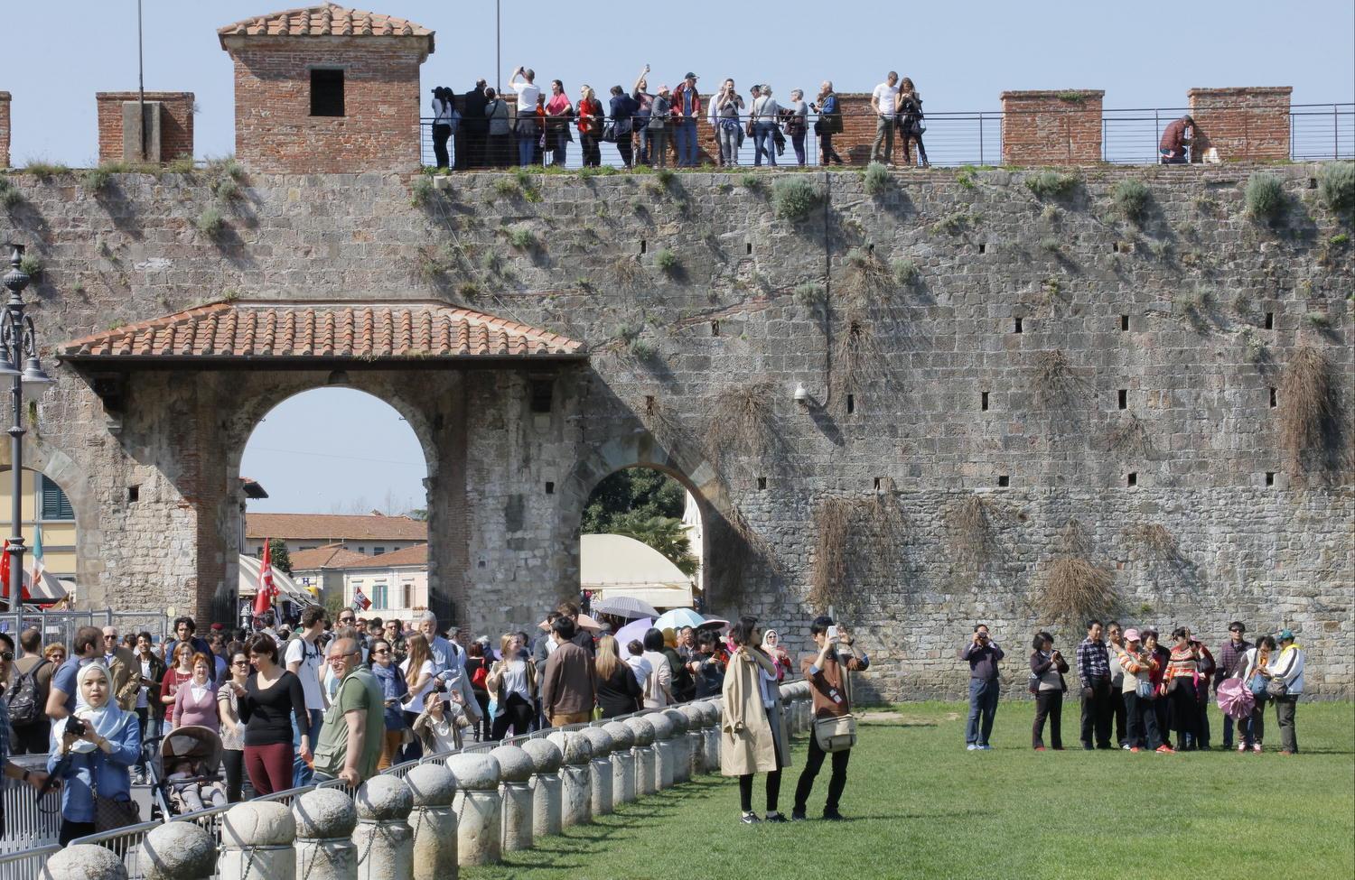 Le camminamento in quota sulle mura di Pisa (foto Muzzi)