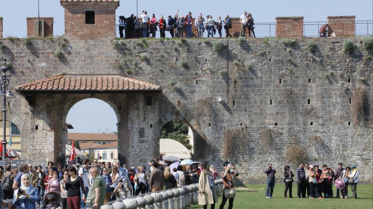 Le camminamento in quota sulle mura di Pisa (foto Muzzi)