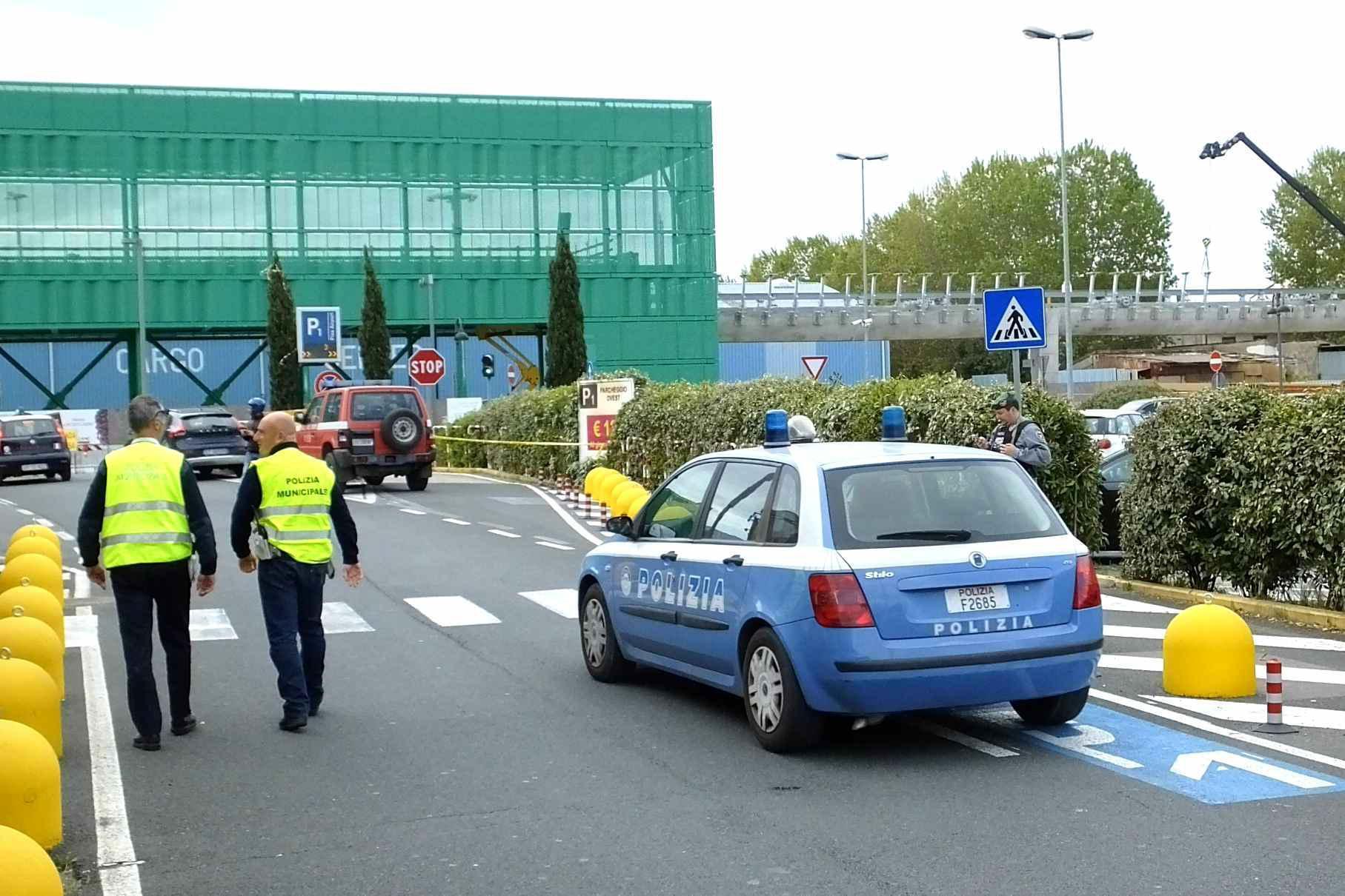 Bloccato dalla polizia all'aeroporto di Pisa un pakistano ricercato