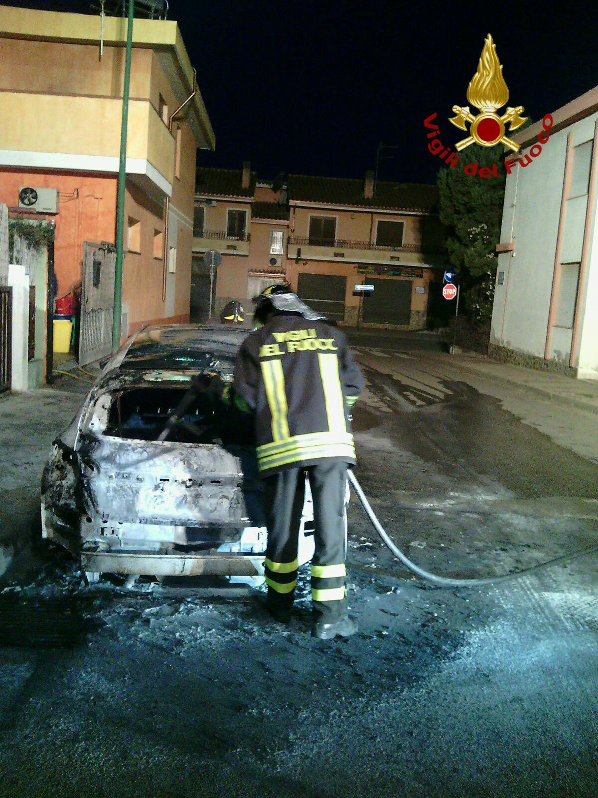 L'auto distrutta dal fuoco a Villasimius